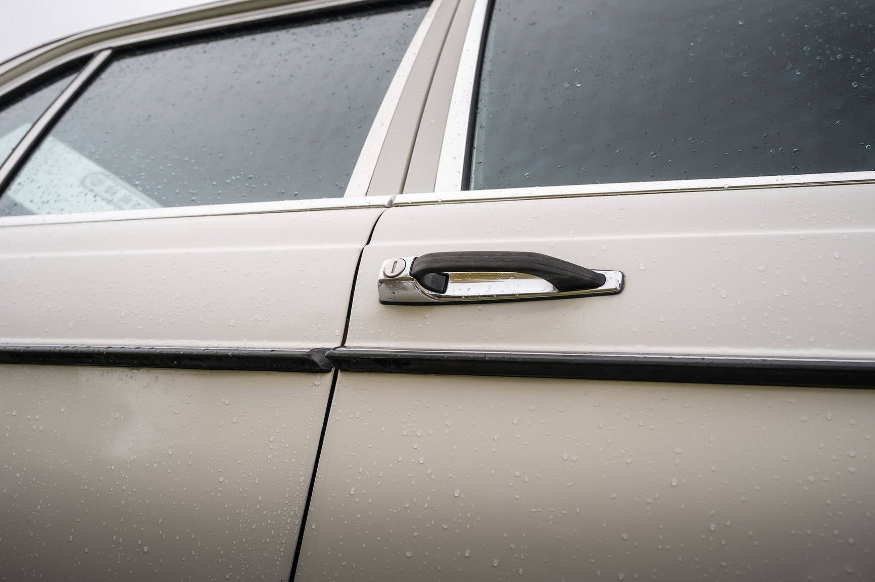 Exterior image of 1985 Mercedes-Benz 200 Automatic