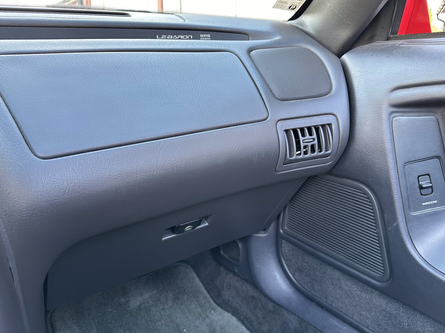 Innenraumfoto von 1995 Chrysler LeBaron
