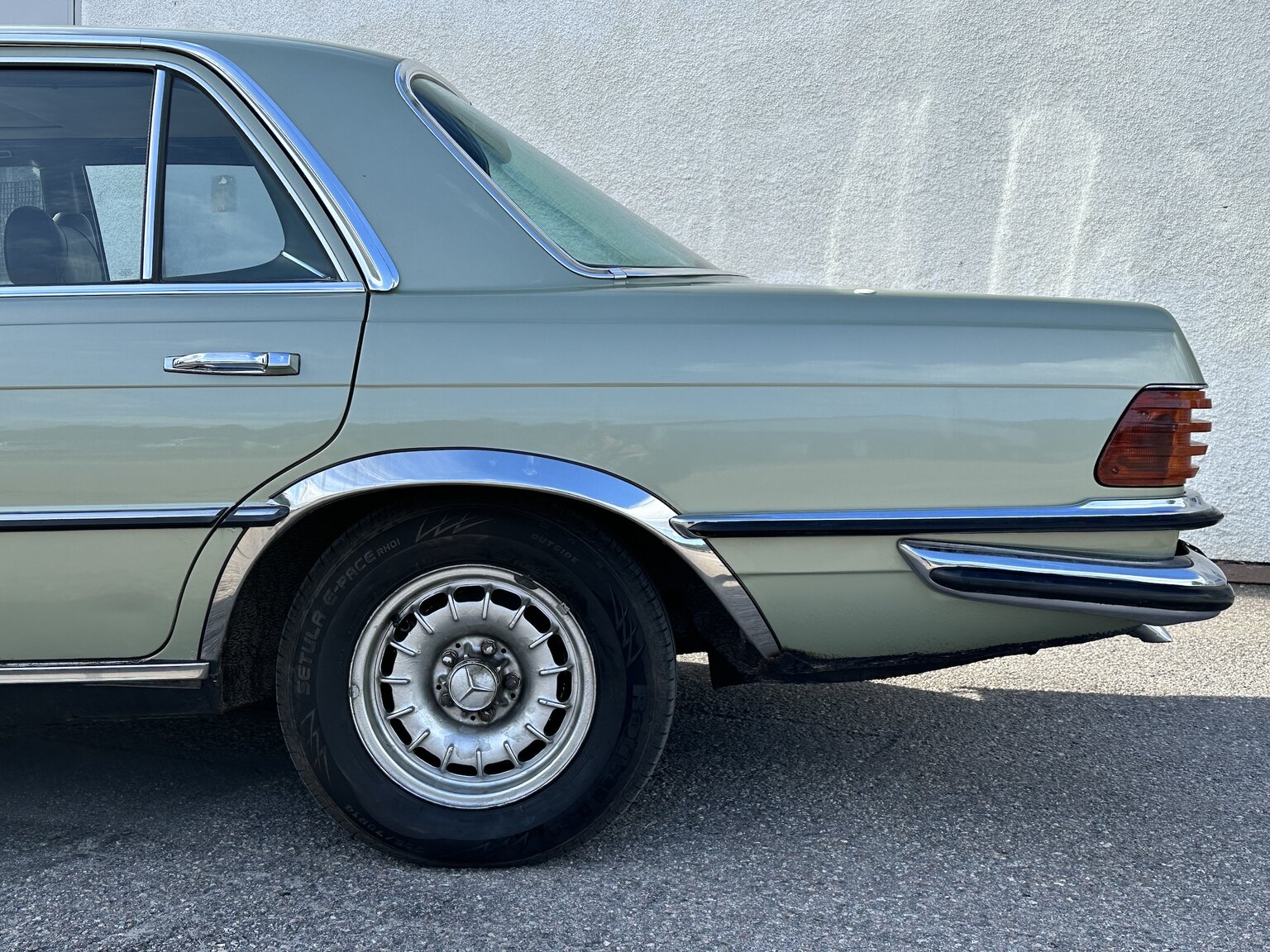 Exteriörbild på 1975 Mercedes Benz 450 SEL (24)