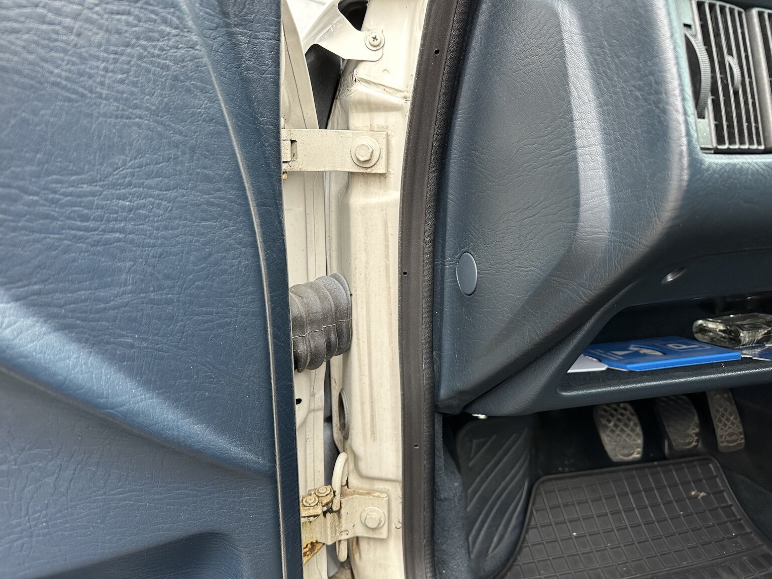 Interior image of 1988 Audi 80 (8)