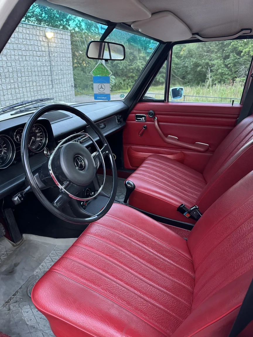 Innenraumfoto von 1972 Mercedes-Benz 200 (7)