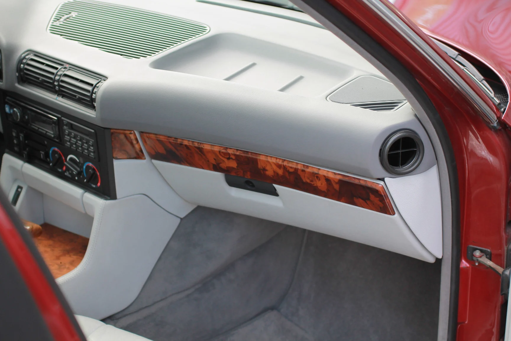 Interior image of 1993 BMW 540i Sedan (35)