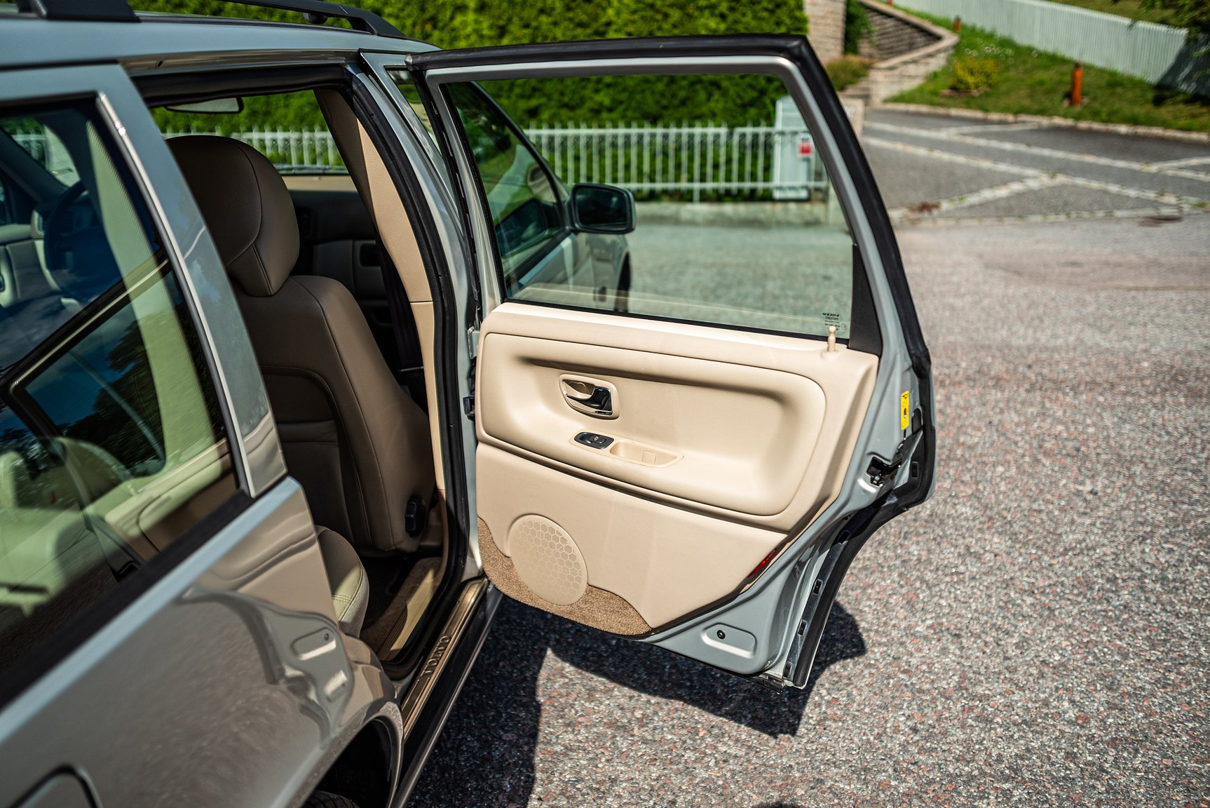 Interior image of 2000 Volvo V70 XC 2.4 T AWD 