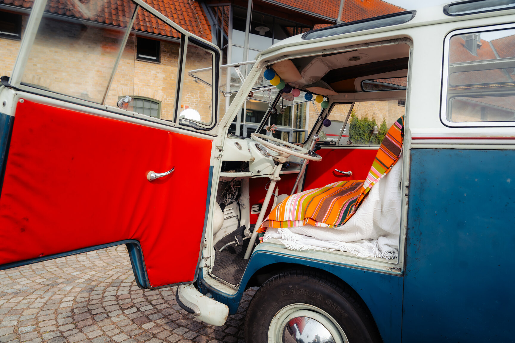 Interiörbild 1964 Volkswagen Kleinbus Transporter 1500 Deluxe “21-fönsters Samba”