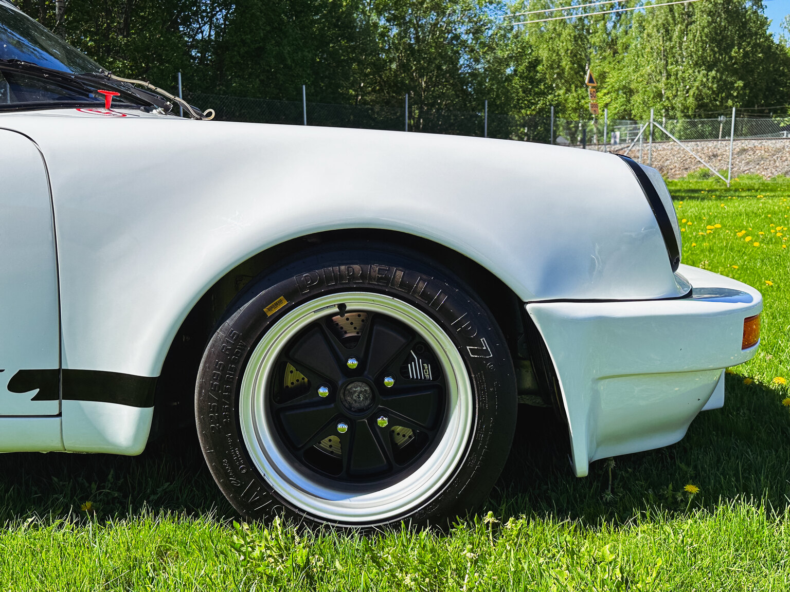 Exteriörbild på 1971 Porsche 911 RSR Tribute