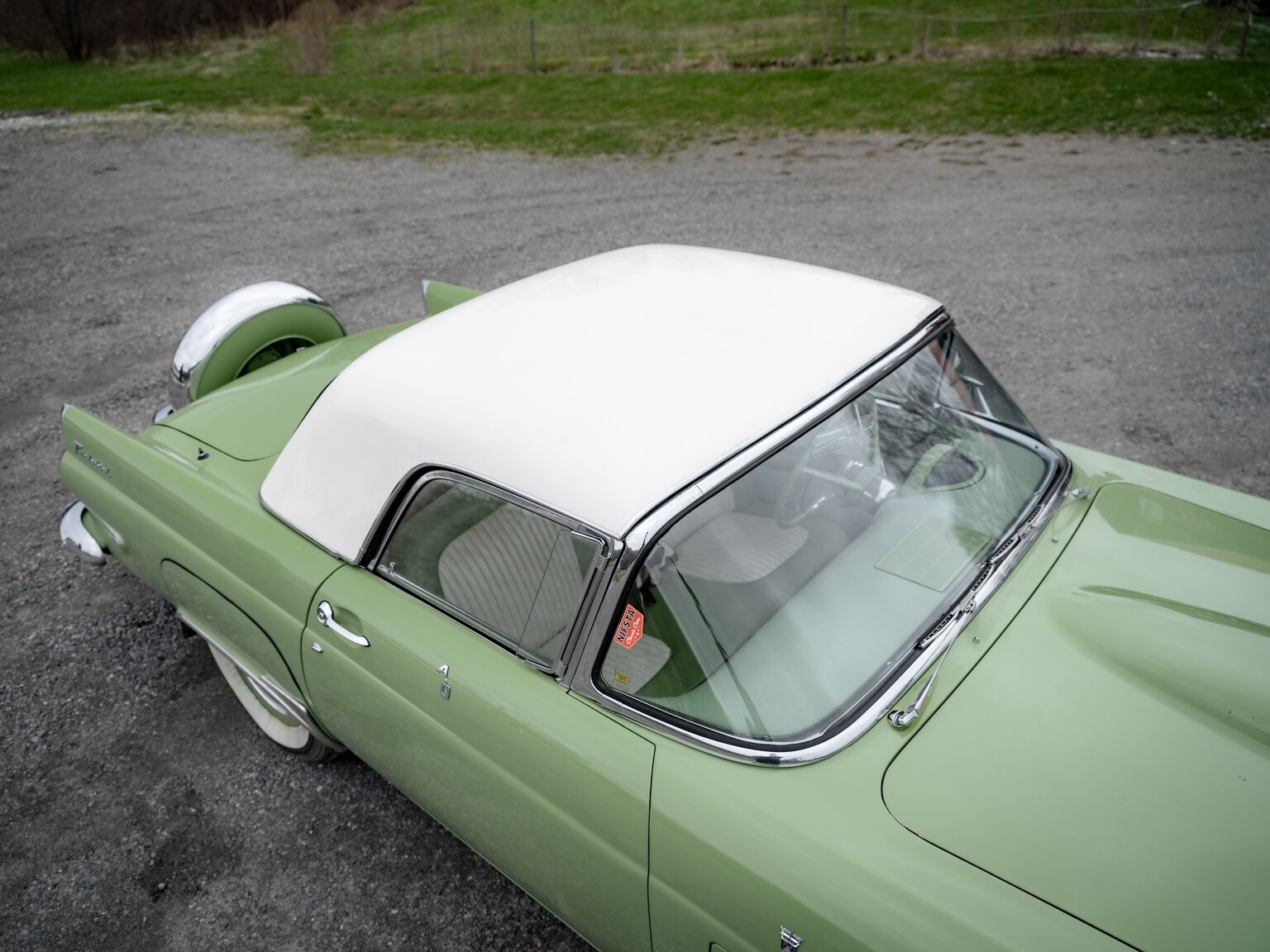 Exteriörbild på 1956 Ford Thunderbird (14)