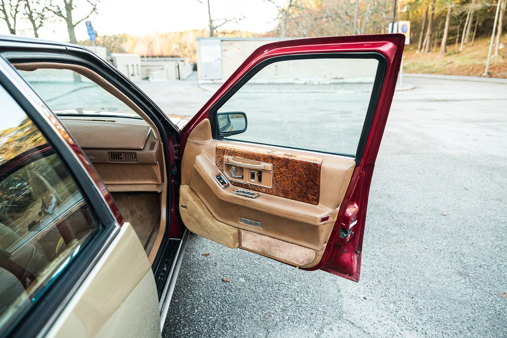Interior image of 1989 Cadillac Seville (38)