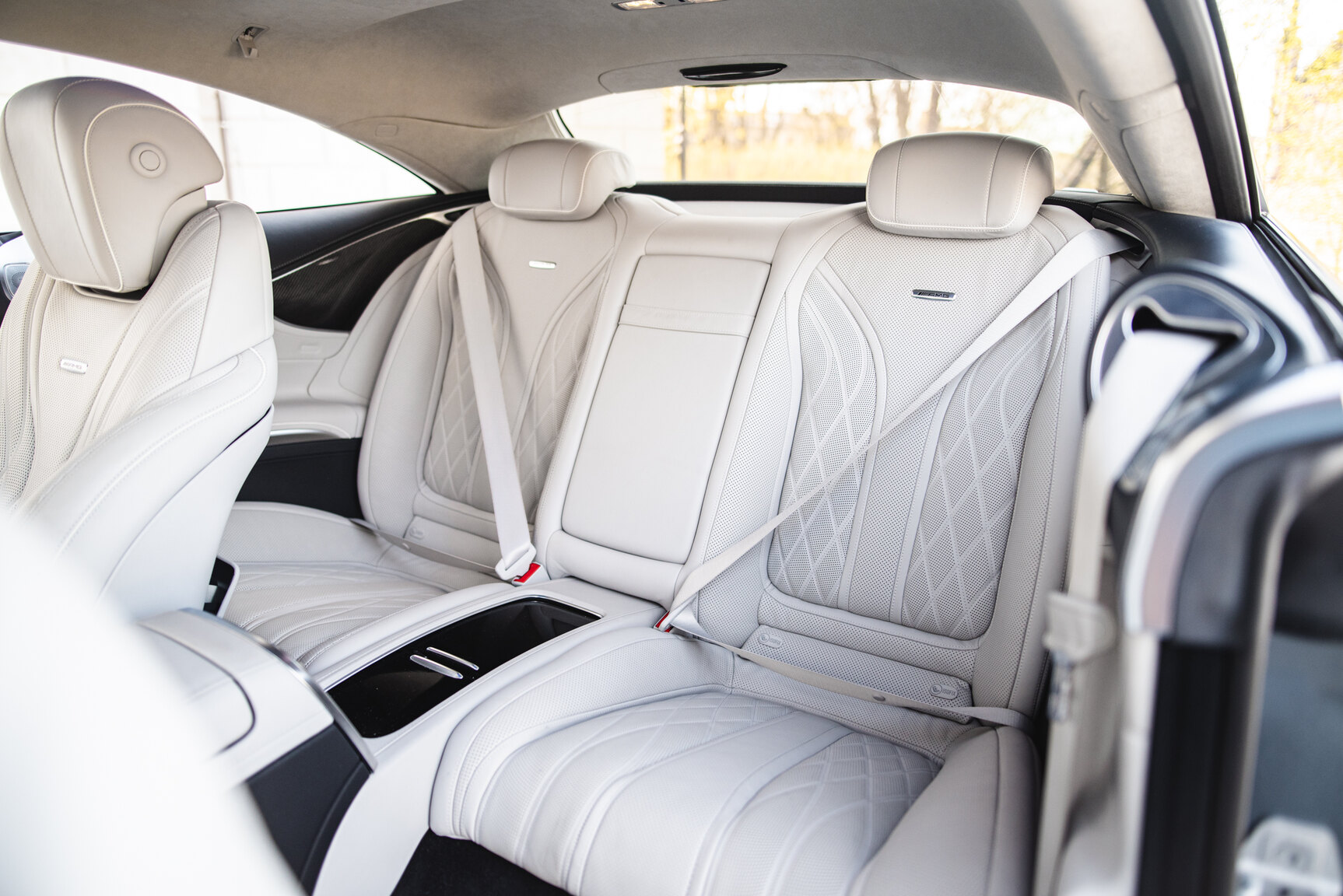 Innenraumfoto von 2016 Mercedes-Benz S63 AMG 4MATIC Coupé