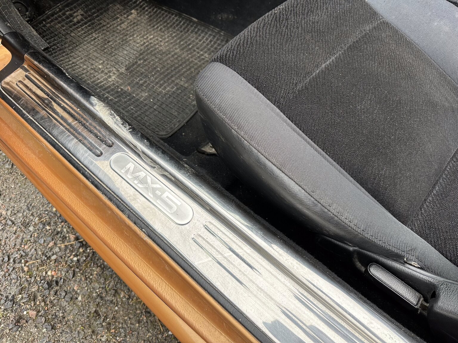 Innenraumfoto von 1998 Mazda Miata MX-5 NB