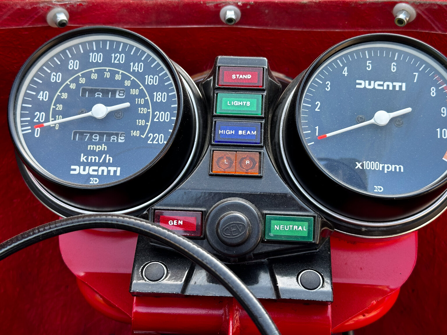 Exteriörbild på 1983 Ducati 900 Mike Hailwood Replica