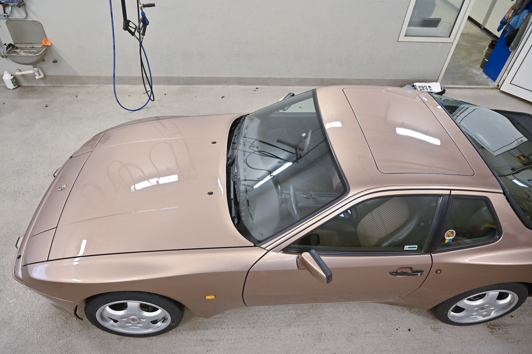 Exterior image of 1987 Porsche 944 Automat