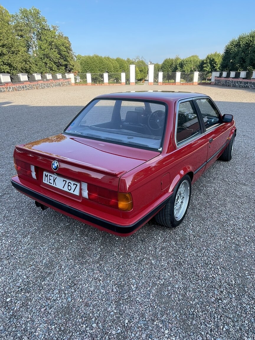Exterior image of 1987 BMW 320i