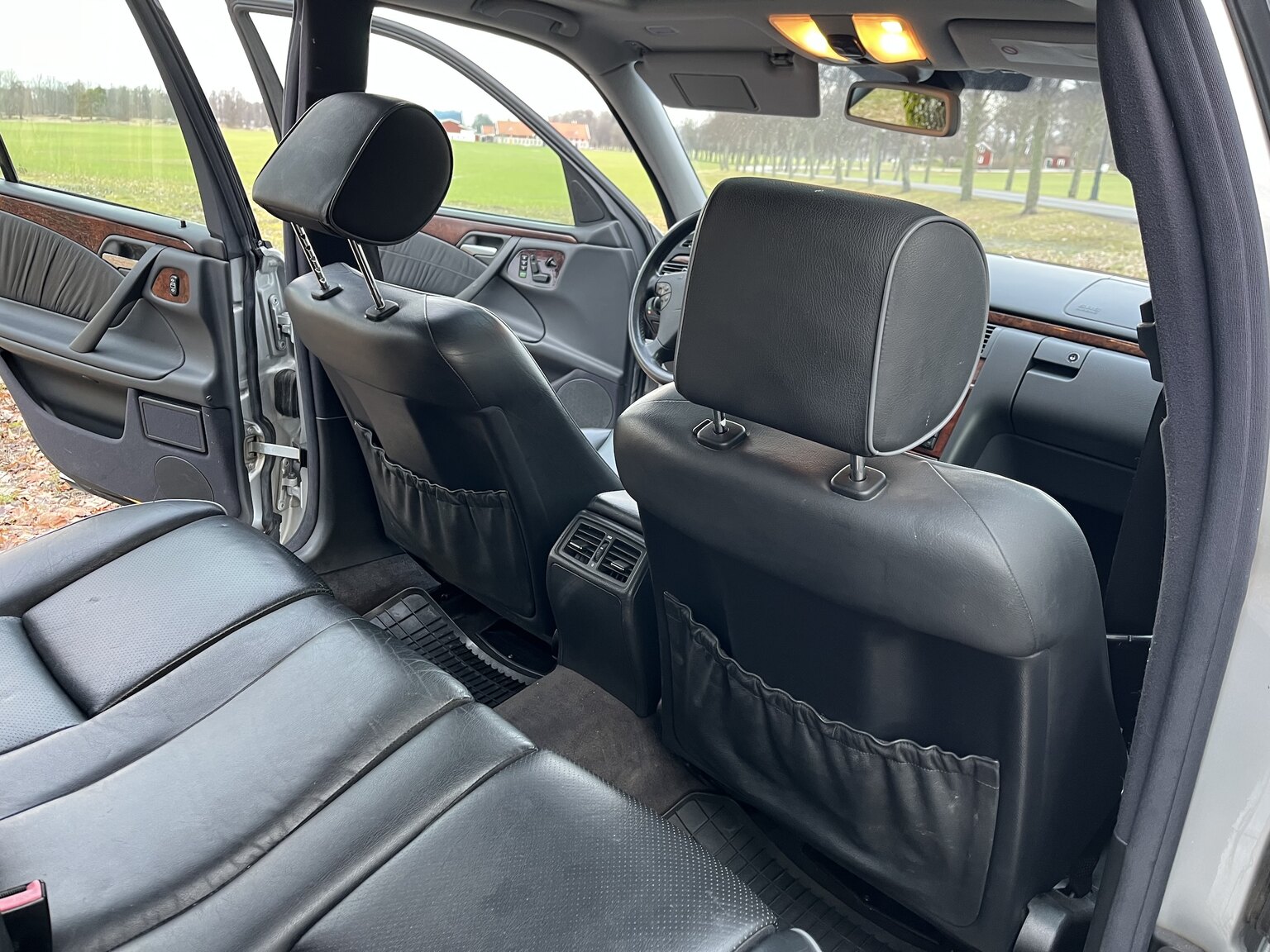 Innenraumfoto von 1999 Mercedes-Benz E320 T Automat