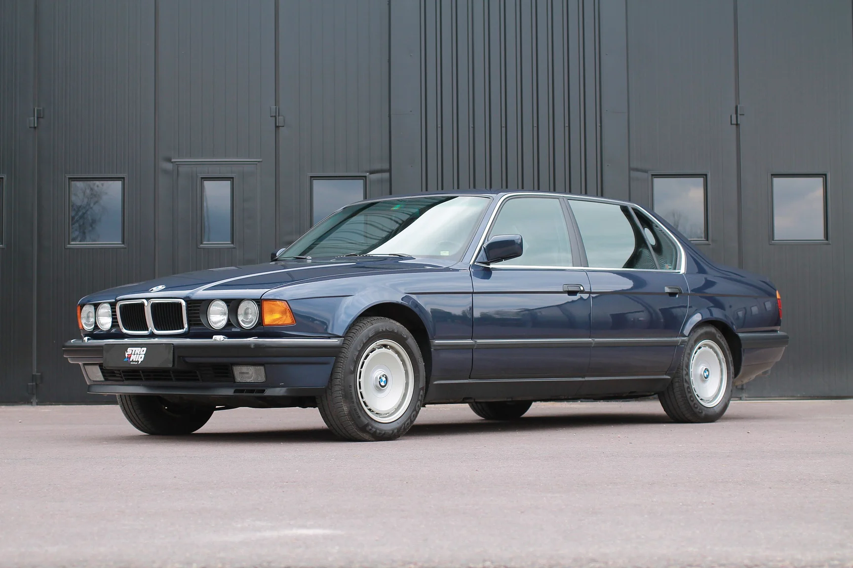 Exterior image of 1989 BMW 750iA (139)