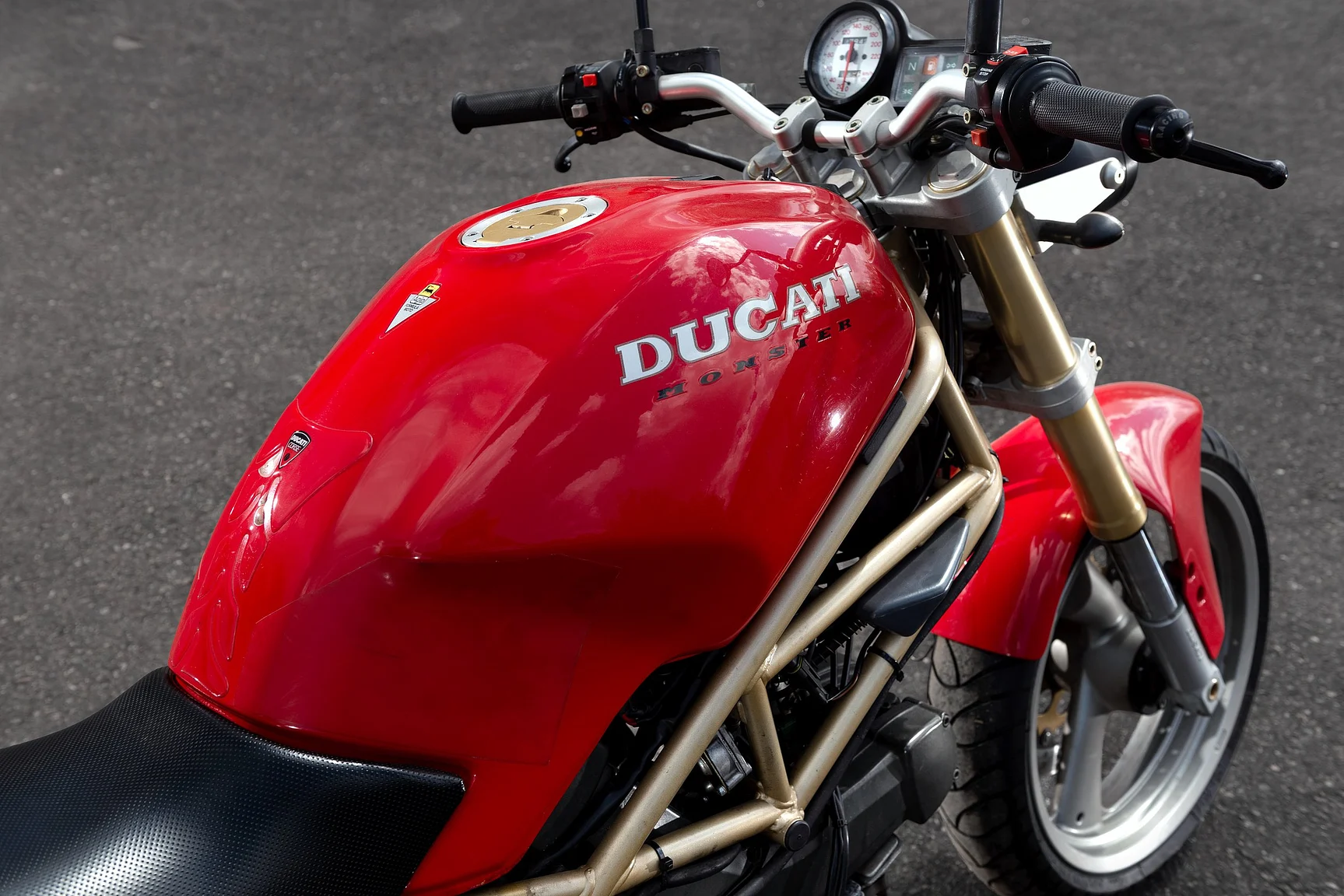 Exterior image of 1996 Ducati 600 Monster (3)