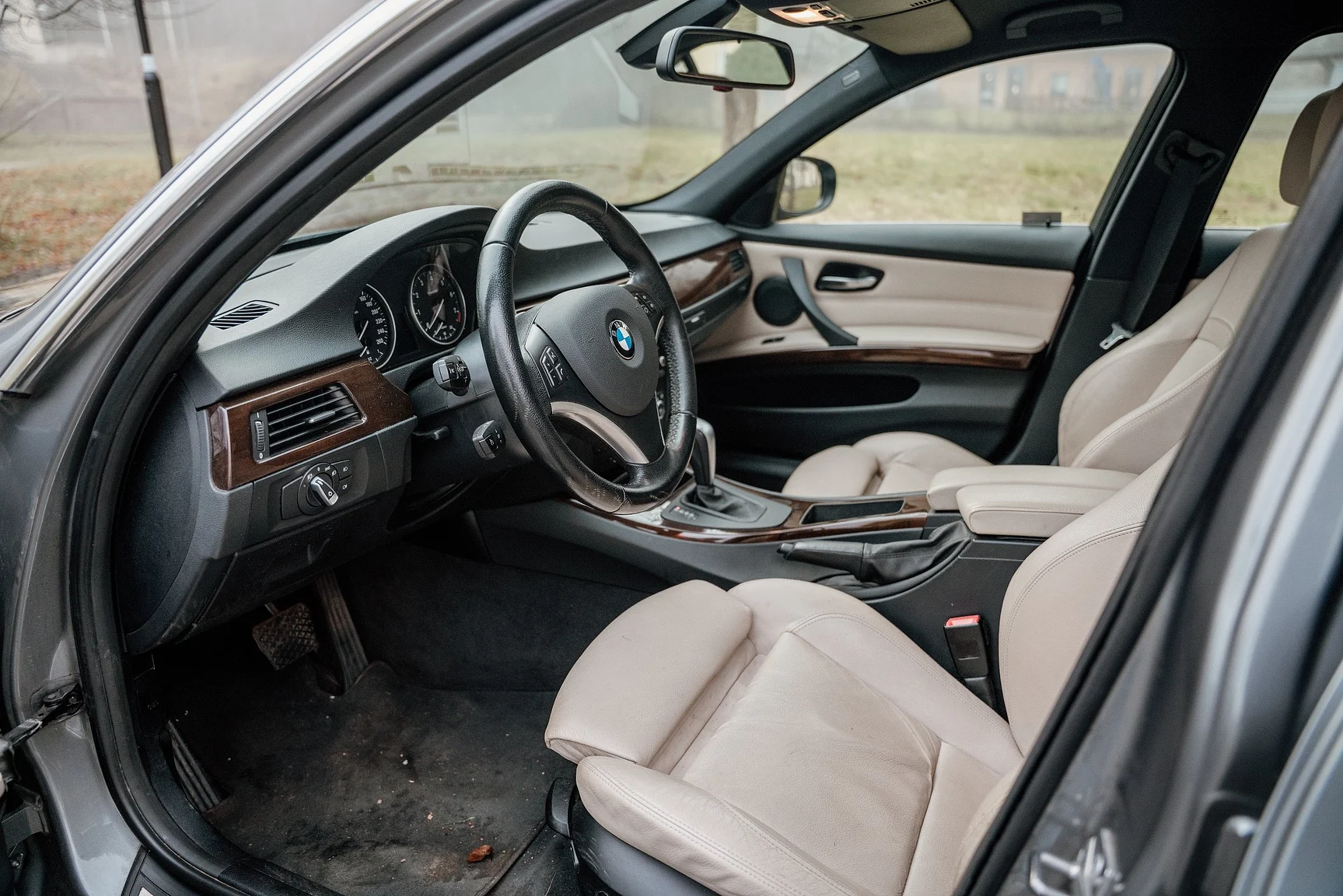 Interior image of 2010 BMW 325i Sedan (2)