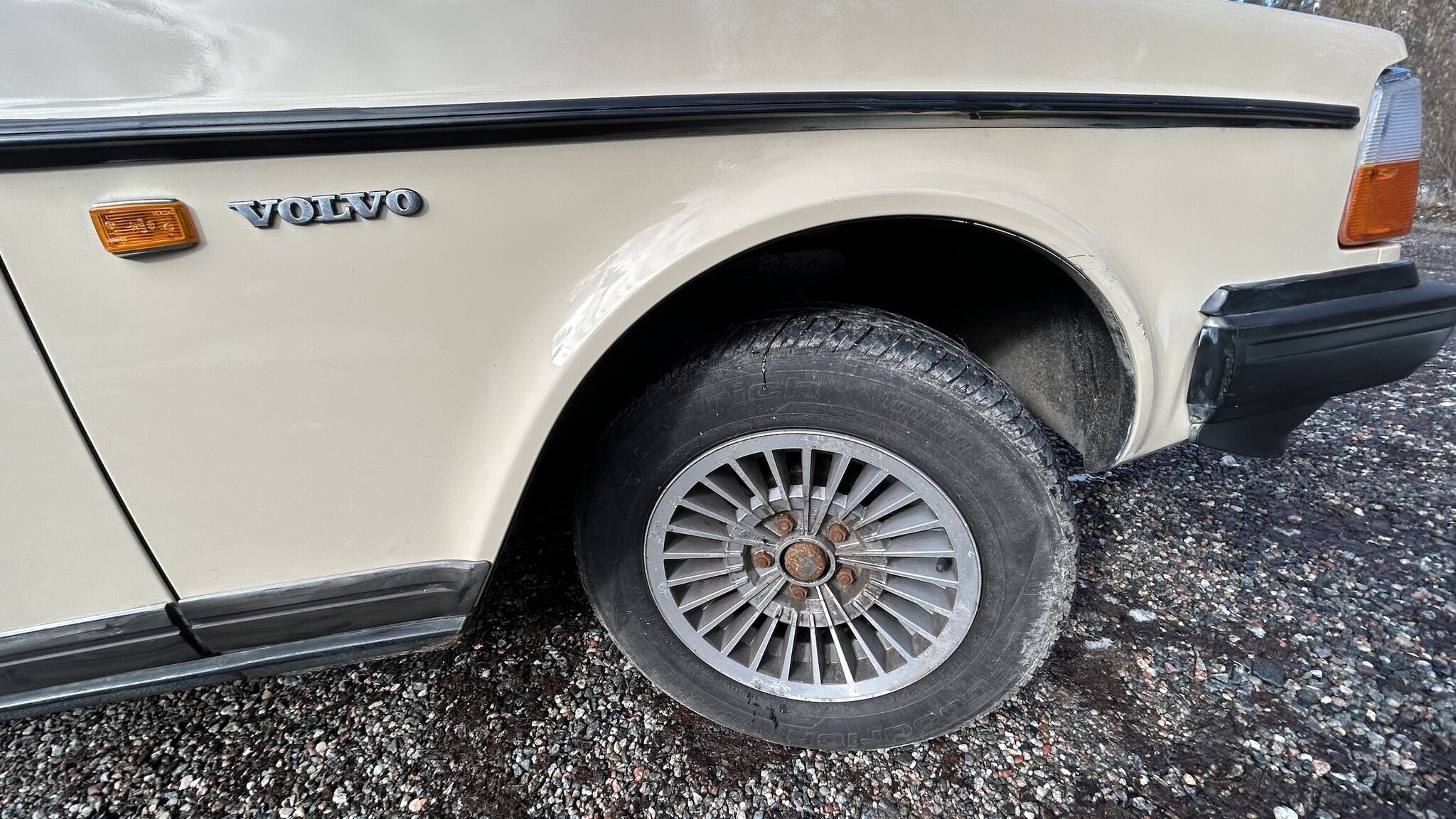 Exterior image of 1987 Volvo 244