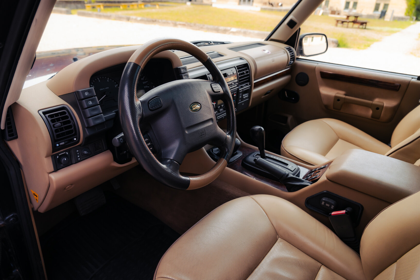 Interior image of 1999 Landrover Discovery II V8