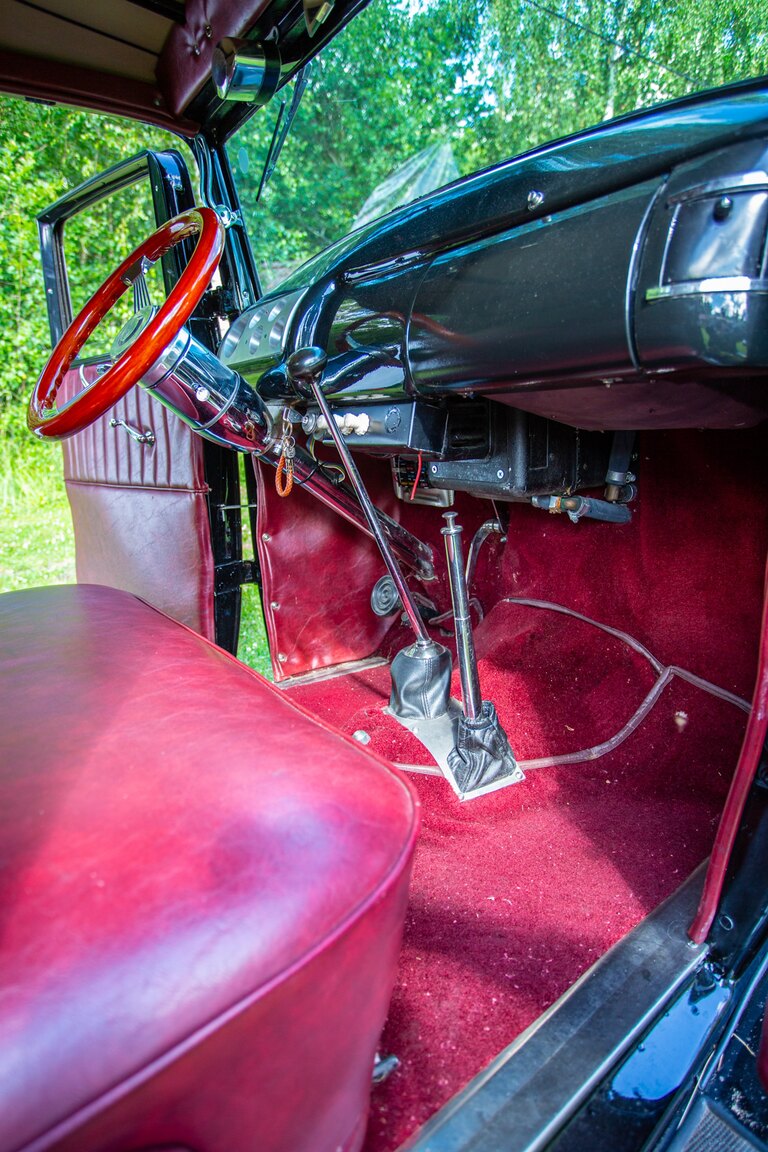 Interior image of 1932 Ford 32 deuce sport coupé (Hot Rod)