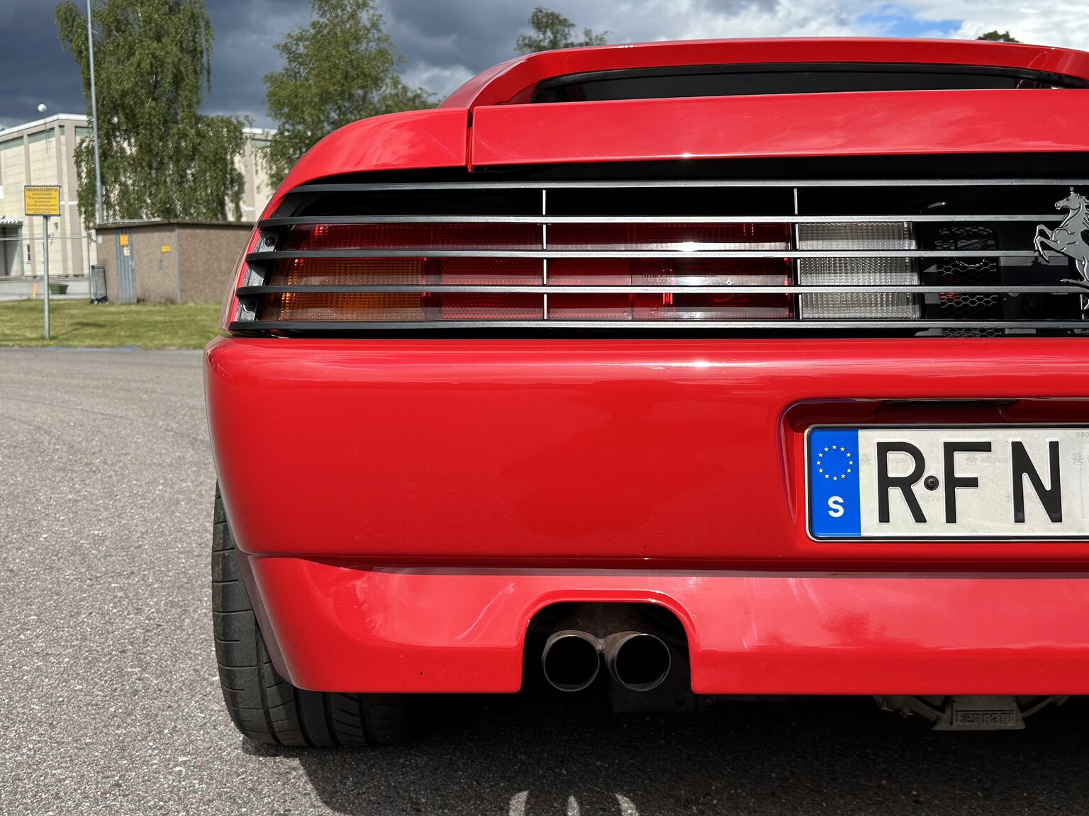 Exteriörbild på 1990 Ferrari 348 (14)