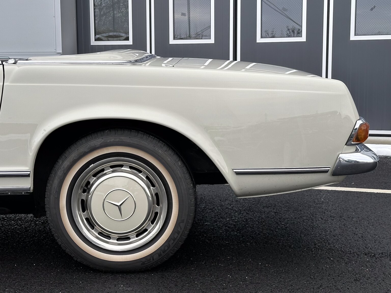 Exterior image of 1968 Mercedes Benz SL 280 Pagoda