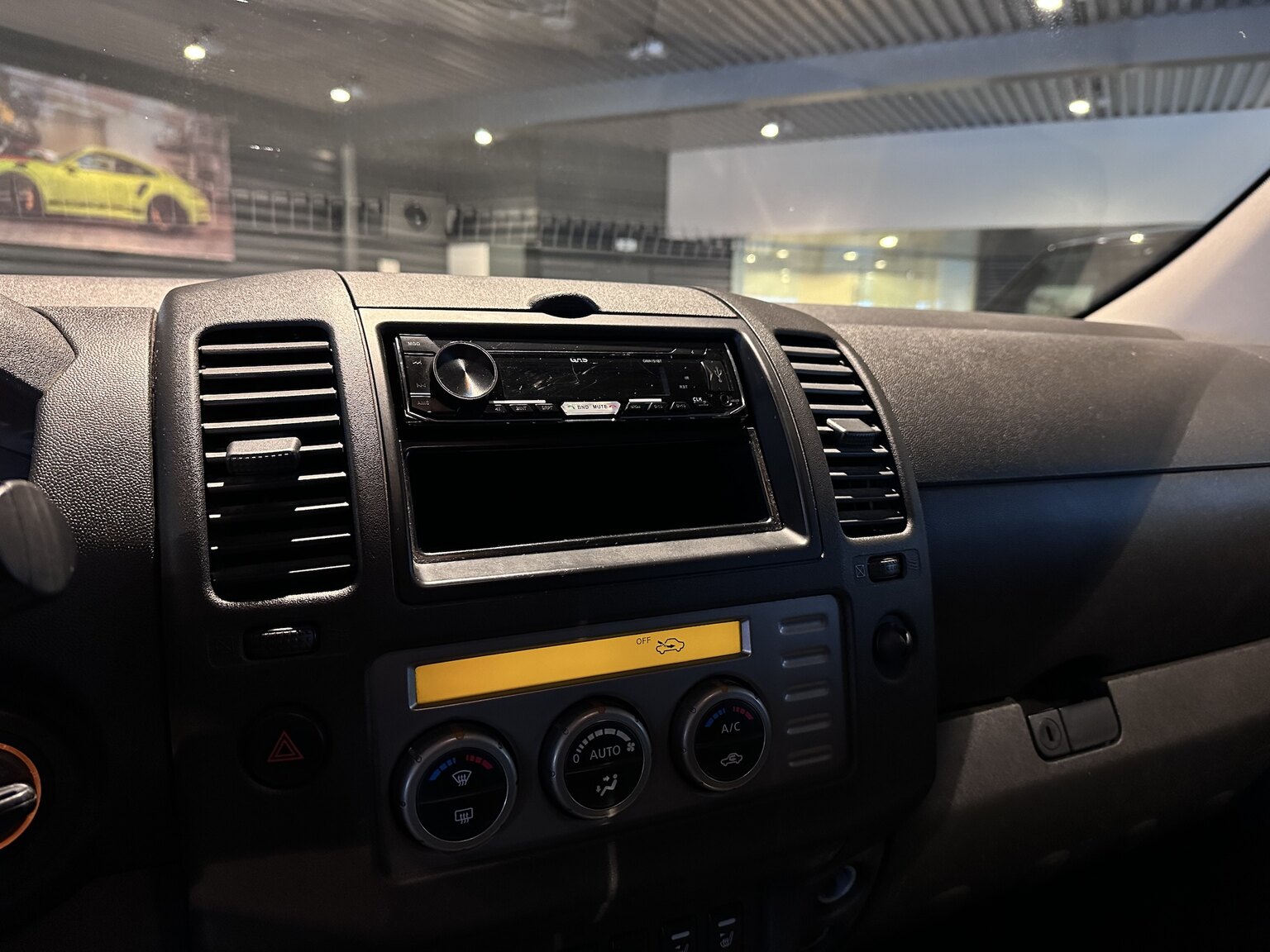 Interiörbild 2006 Nissan Navara A-traktor (10)