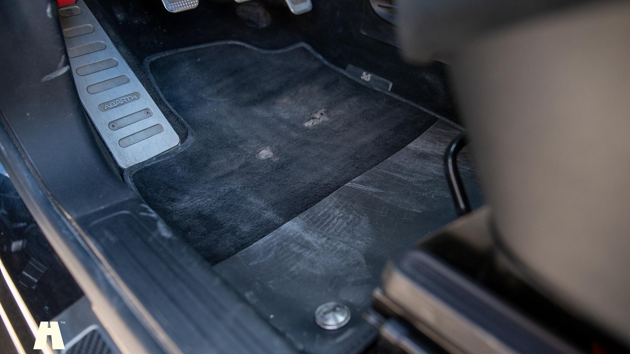 Interior image of 2016 Abarth 595 Competizione (36)