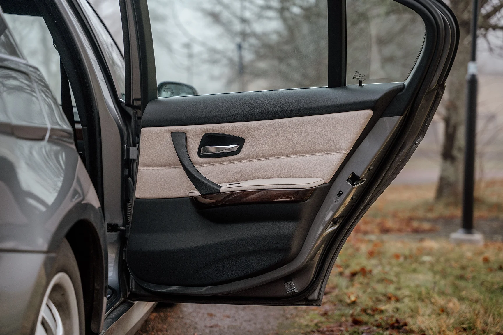 Interior image of 2010 BMW 325i Sedan (42)