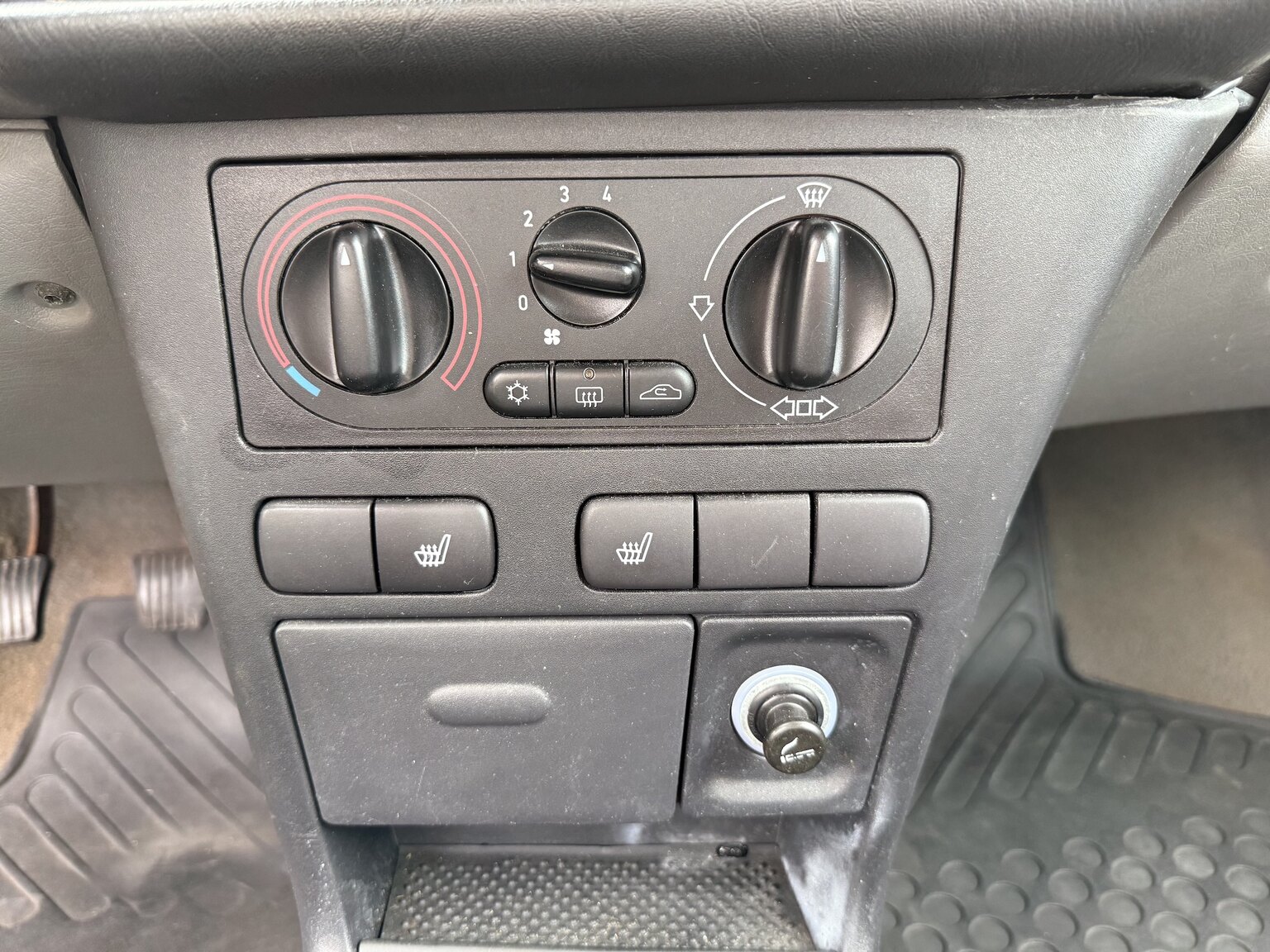Interior image of 1997 SAAB 900