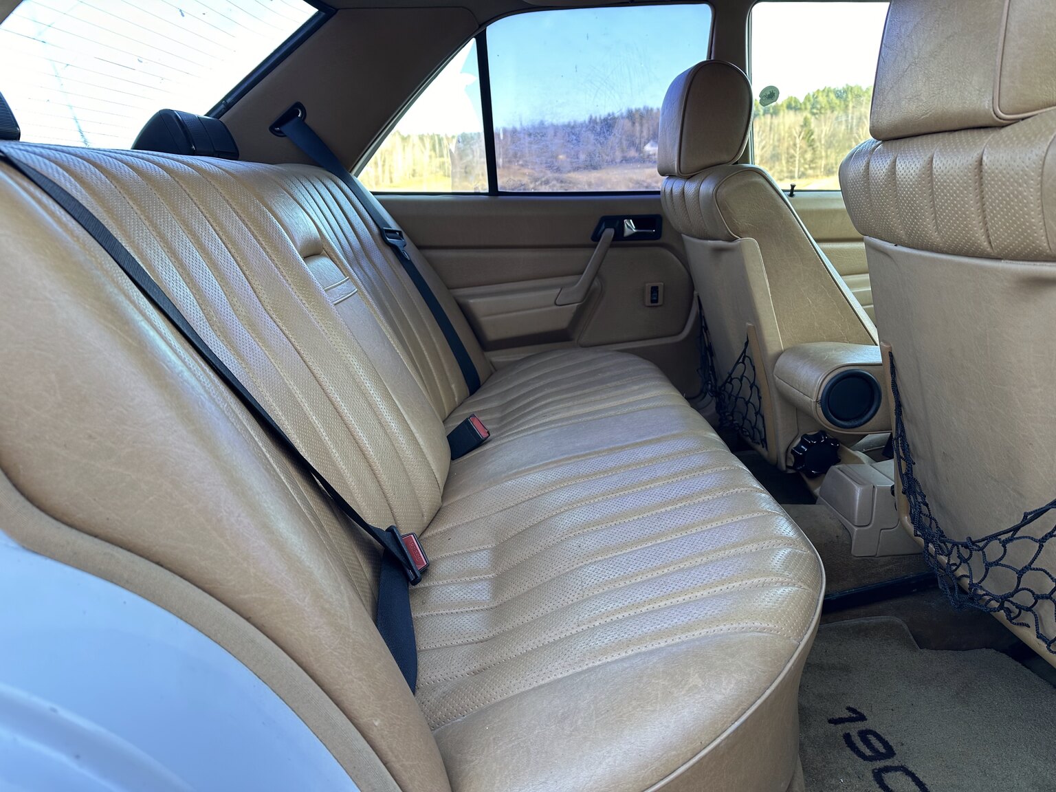 Innenraumfoto von 1988 Mercedes-Benz 190 E 2.3 (26)