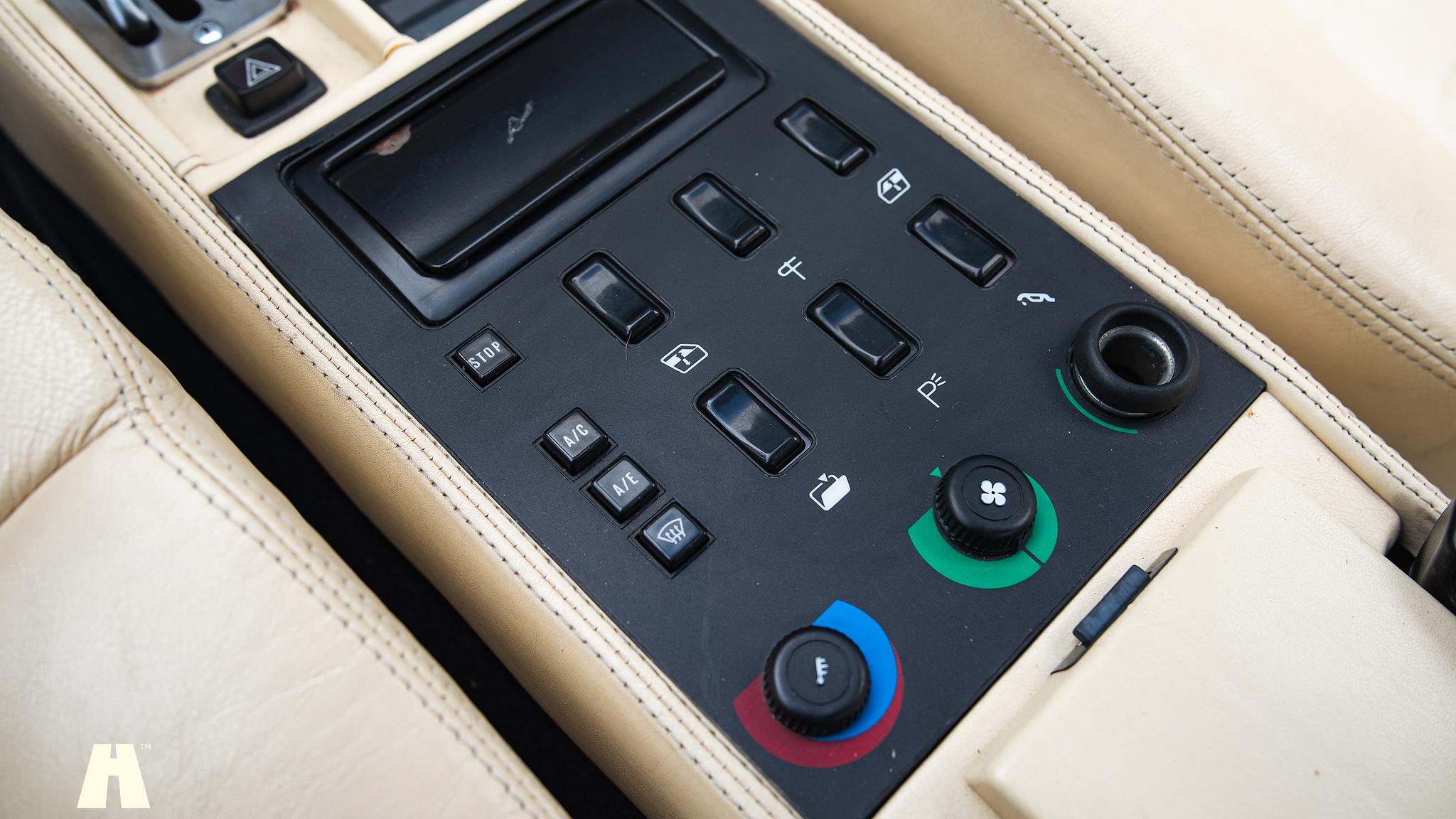Interior image of 1985 Ferrari Mondial Quattrovalvole Design by Pininfarina (32)