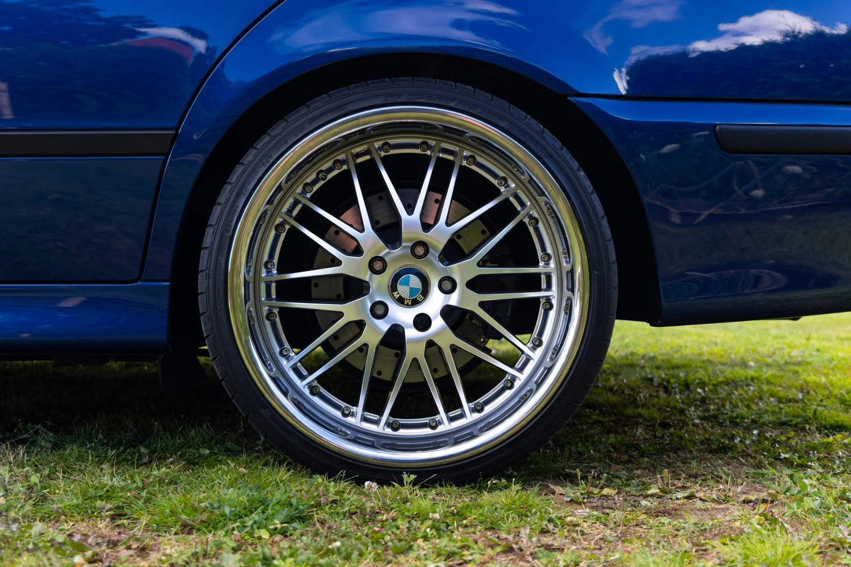 Exterior image of 2002 BMW M5 E39 (16)