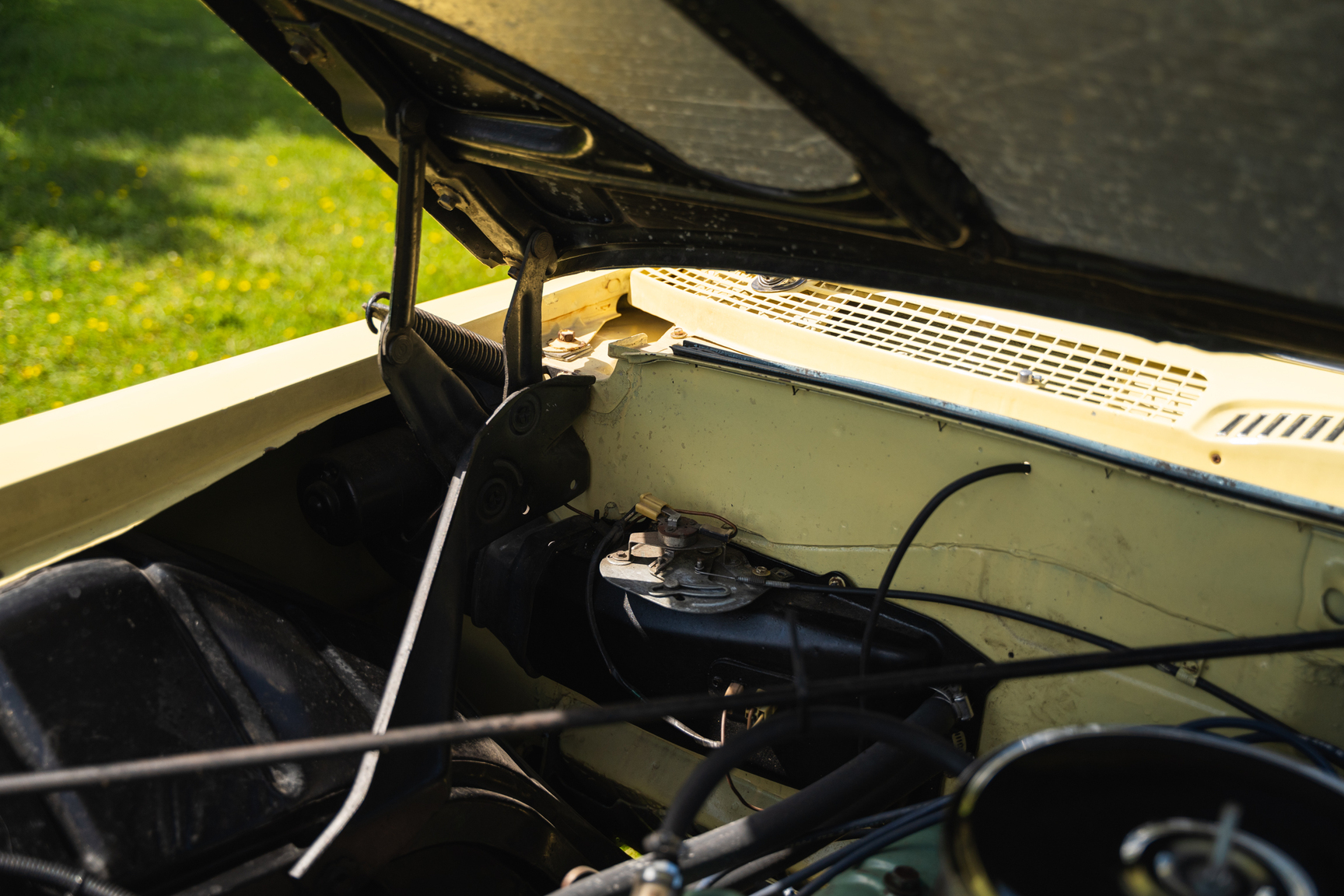 Image of 1961 Buick Electra 225 cab mechanics