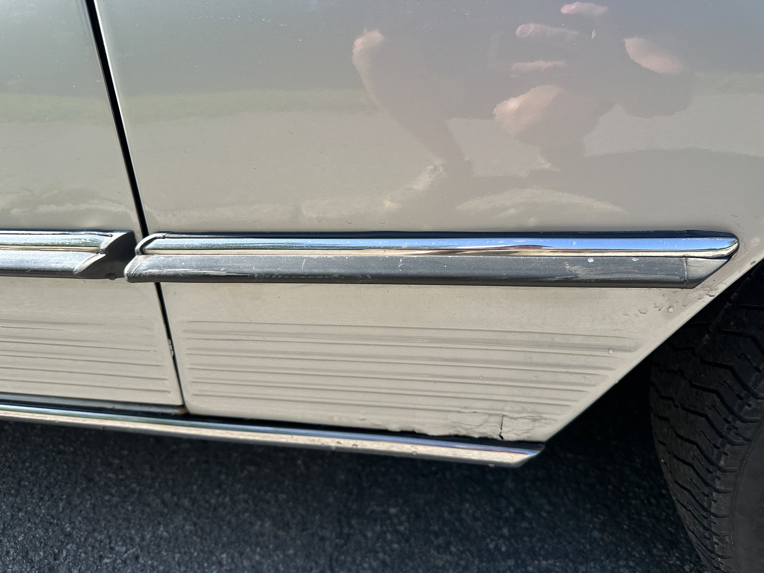 Exterior image of 1972 Mercedes-Benz 350 SL