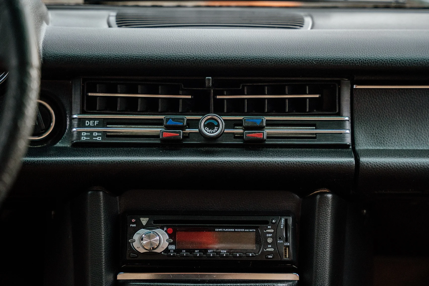 Interior image of 1975 Mercedes-Benz 240 D 3.0 (11)