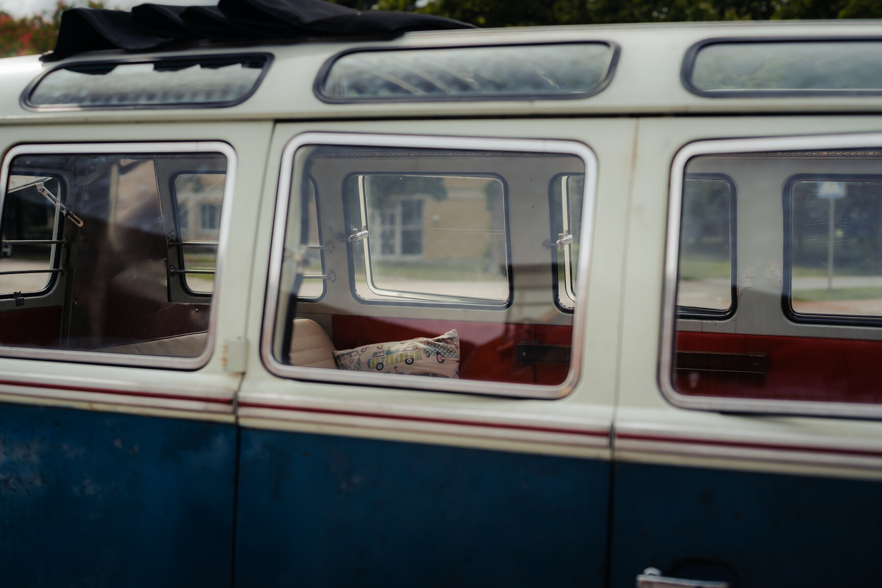 Aussenfoto 1964 Volkswagen Kleinbus Transporter 1500 Deluxe “21-fönsters Samba”