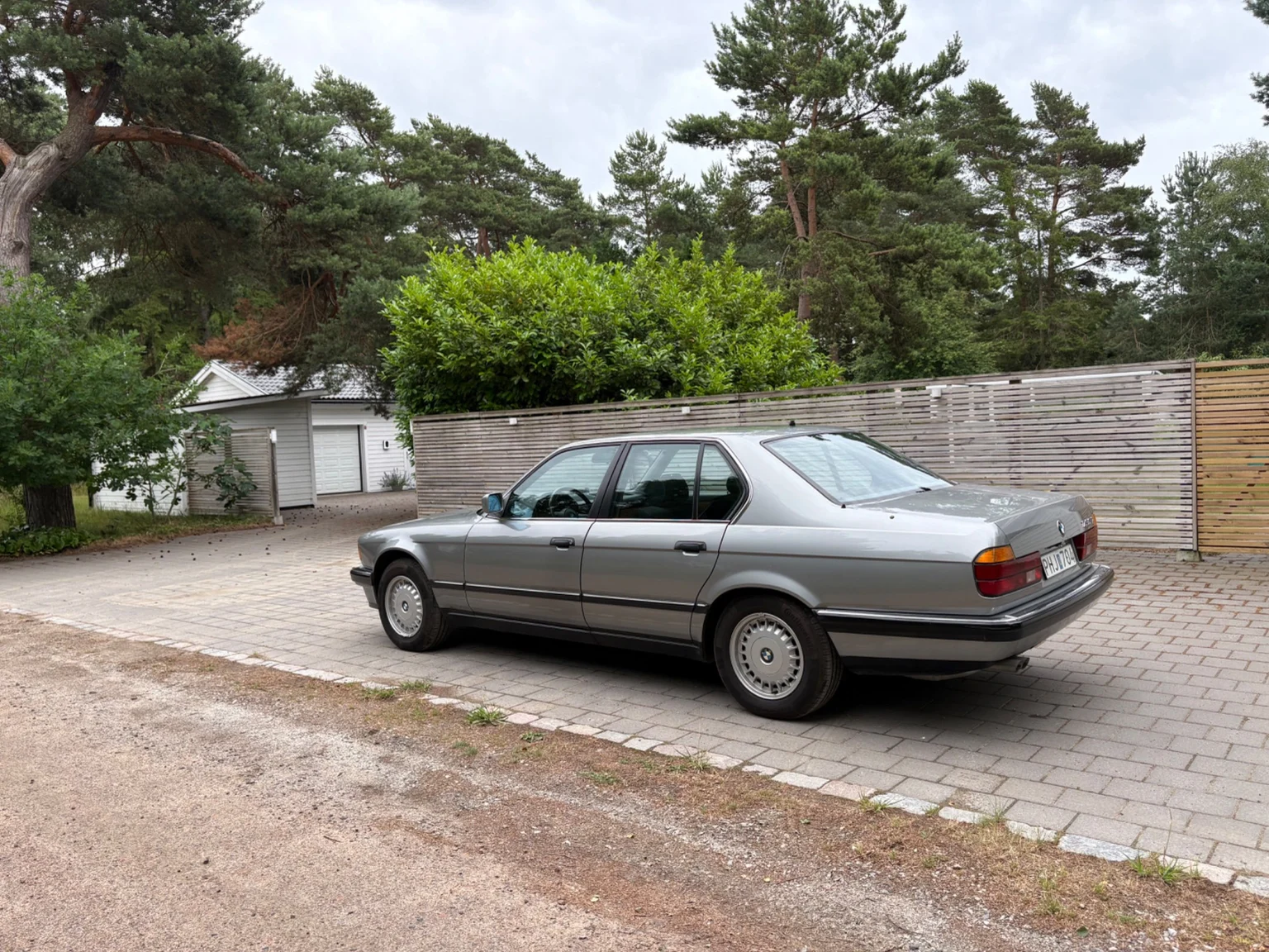 Exteriörbild på 1988 BMW 730iA (12)