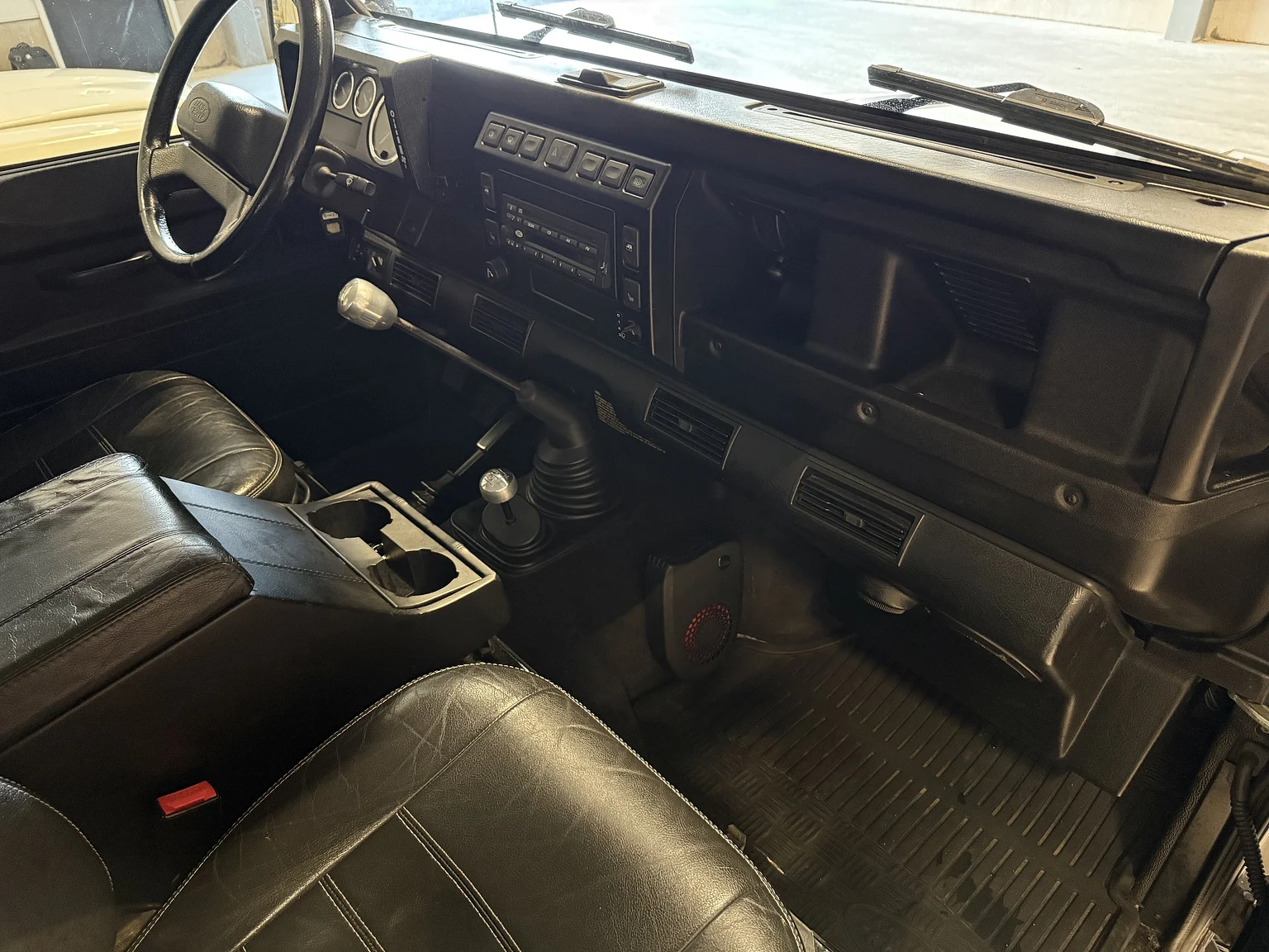 Innenraumfoto von 2000 Land Rover Defender 110 Tomb Raider (26)