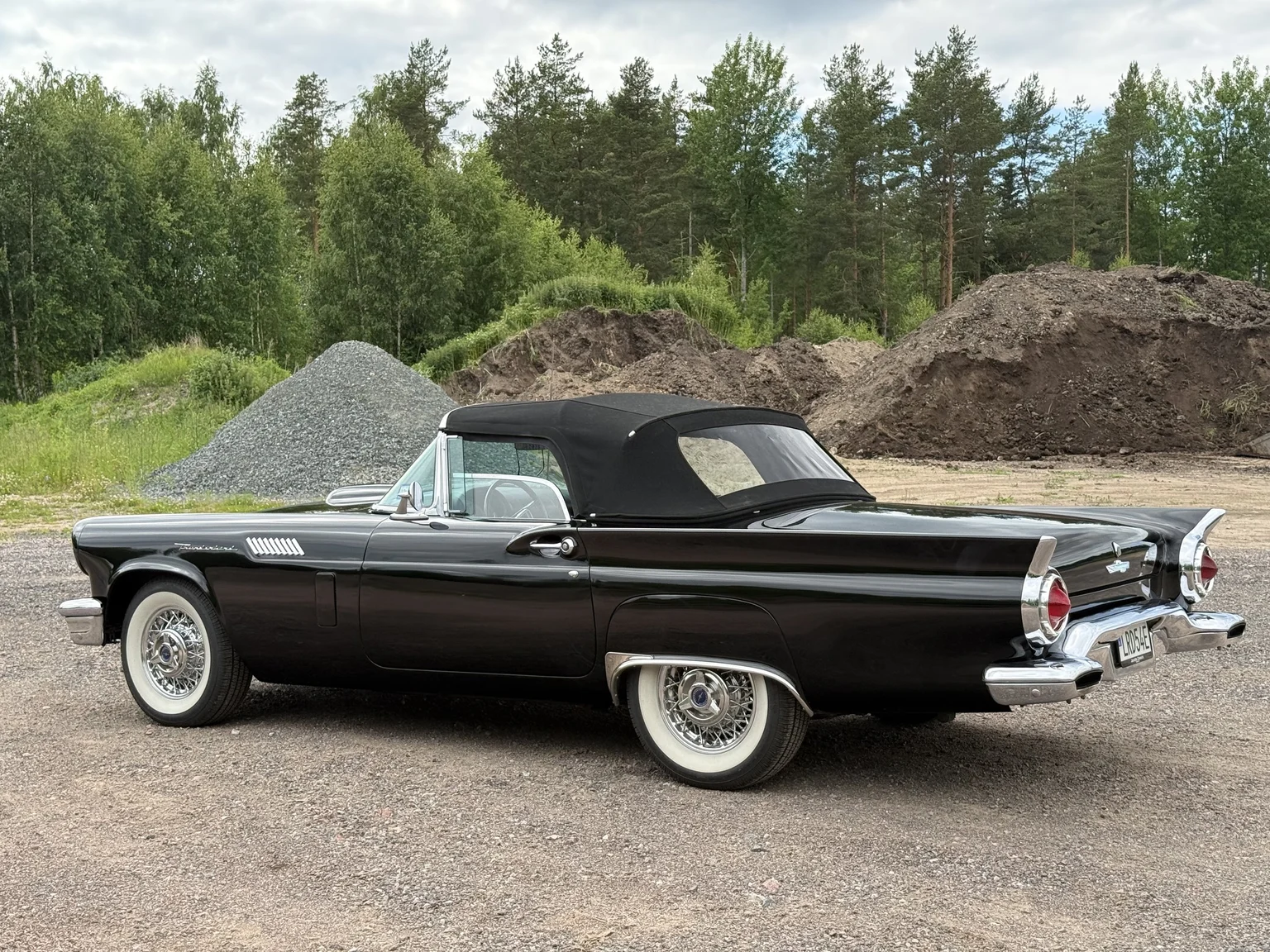 Exteriörbild på 1957 Ford Thunderbird (14)