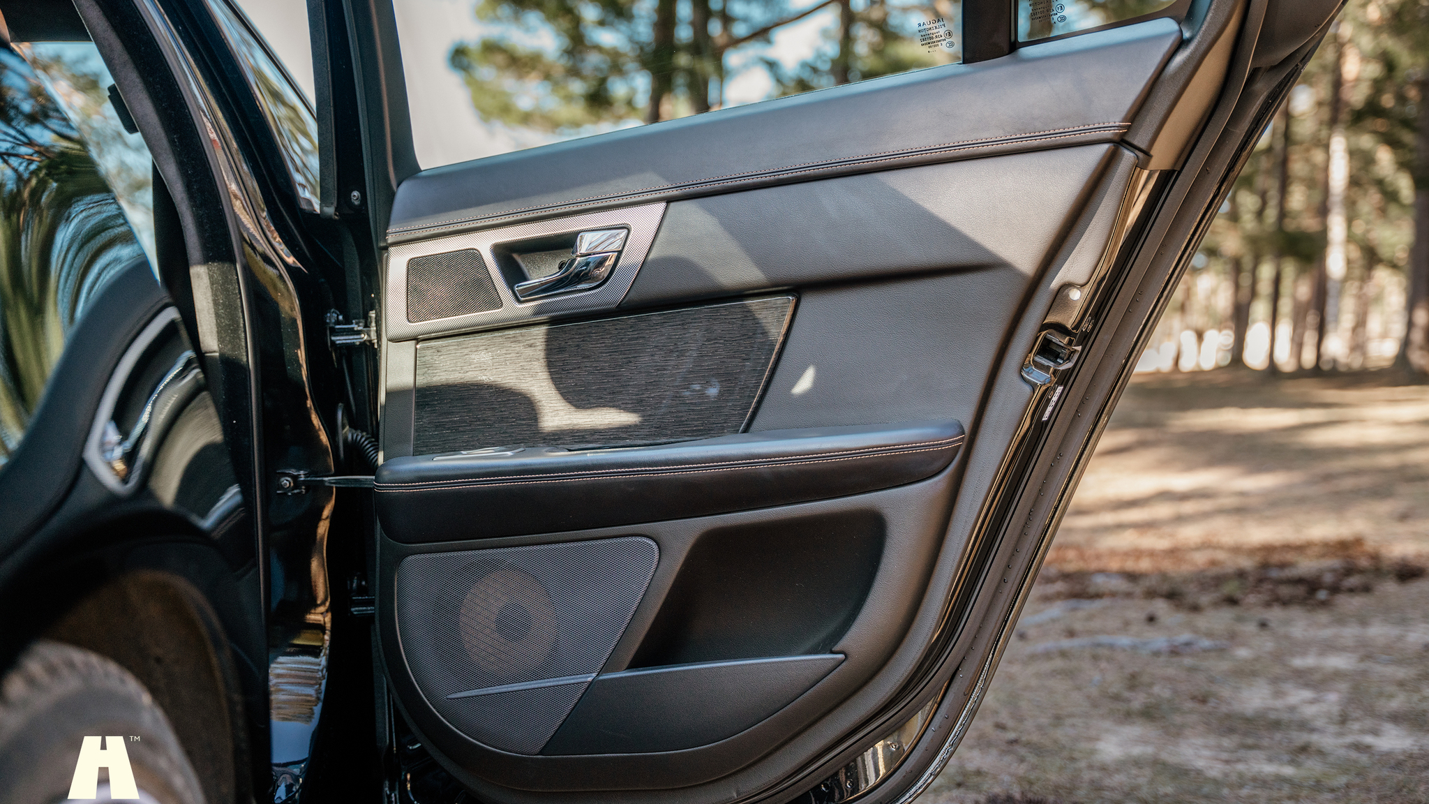 Interior image of 2010 Jaguar XFR (23)