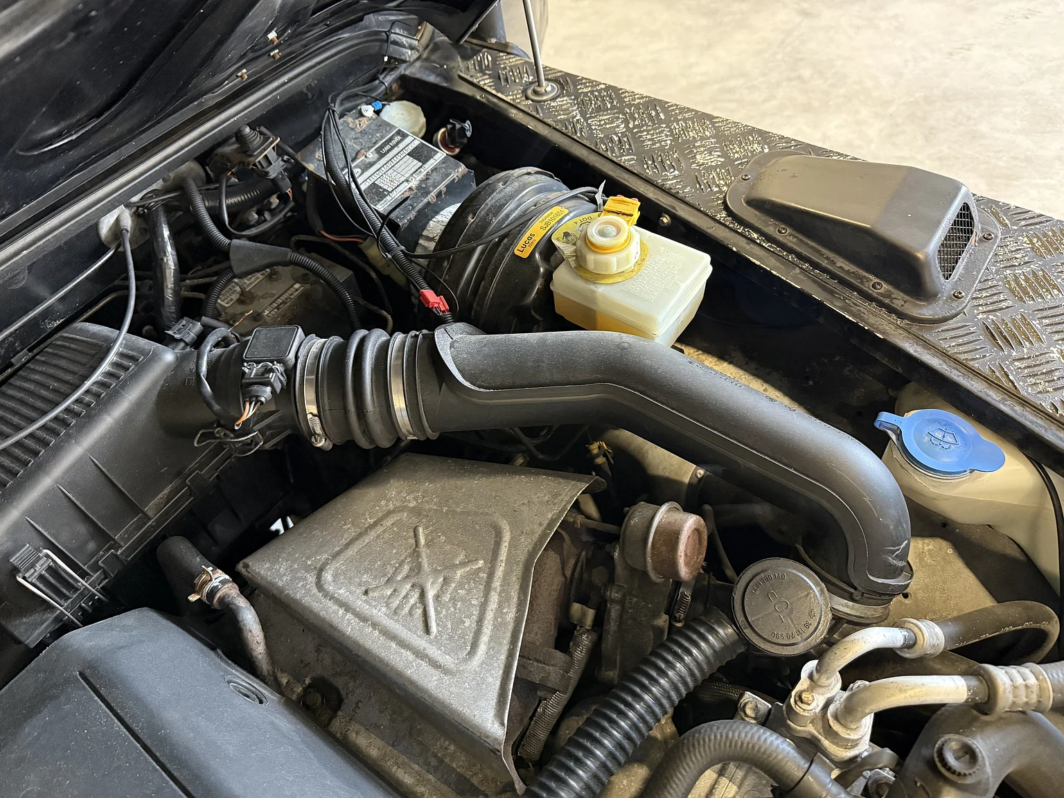 Image of 2000 Land Rover Defender 110 Tomb Raider mechanics (16)