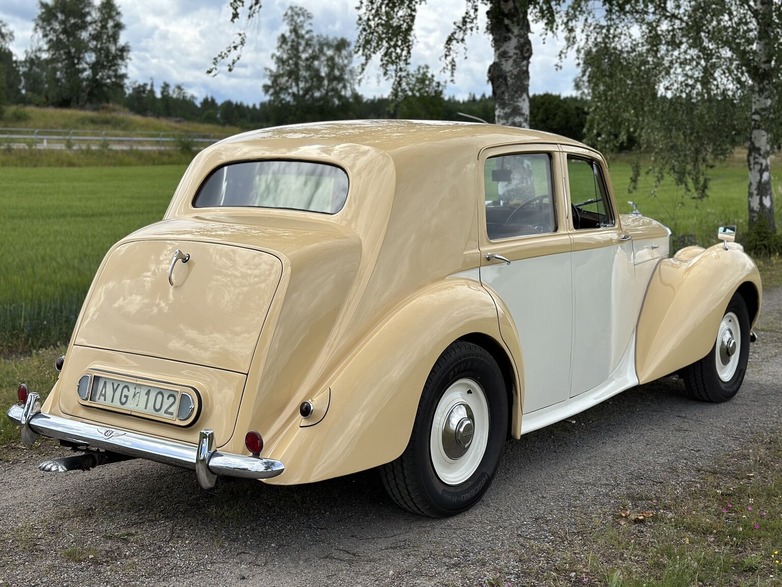 Exterior image of 1947 Bentley Mark IV Sport Saloon