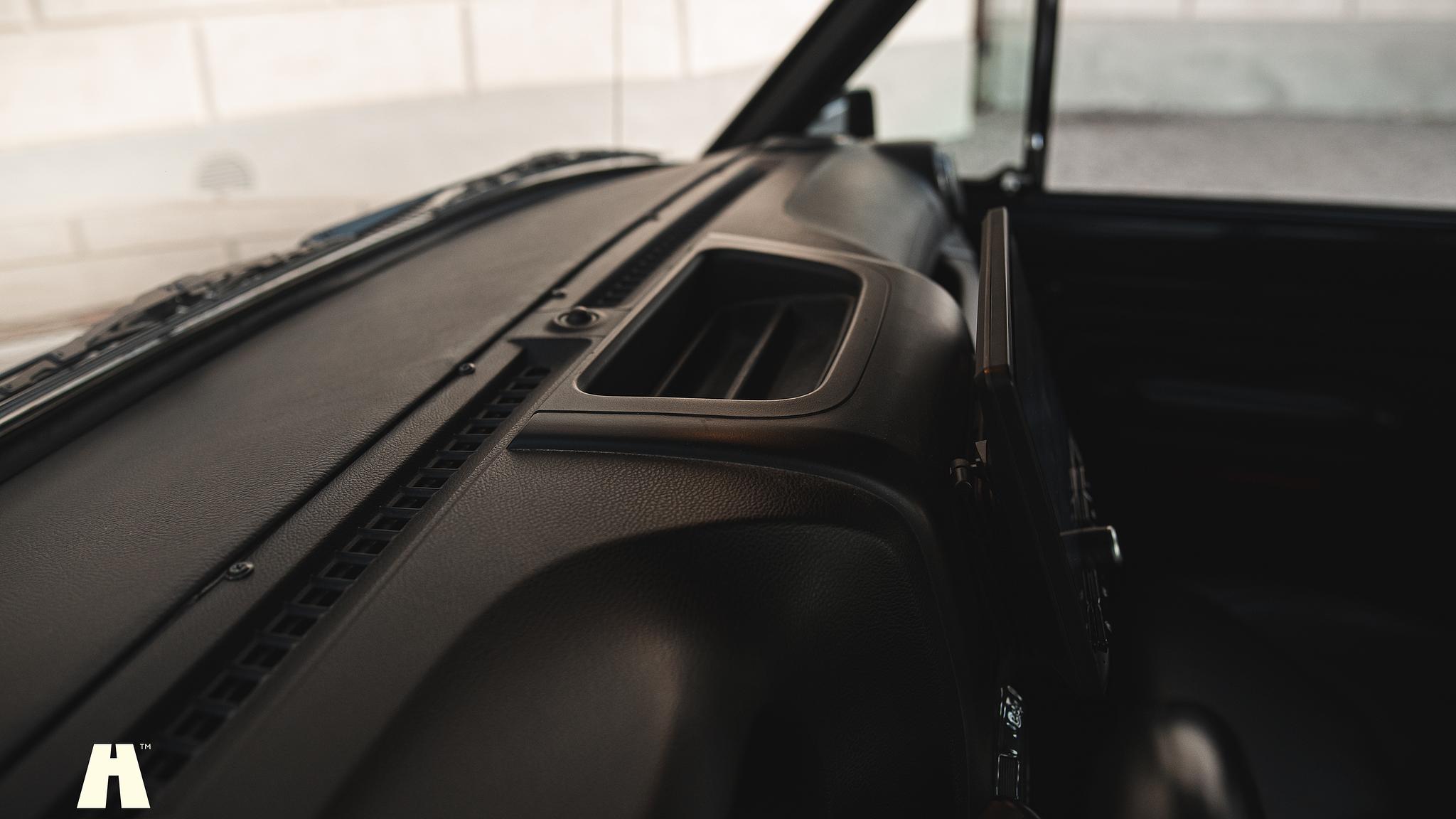 Innenraumfoto von 2015 Woodland Restomod Grand Wagoneer #002 Euro 6