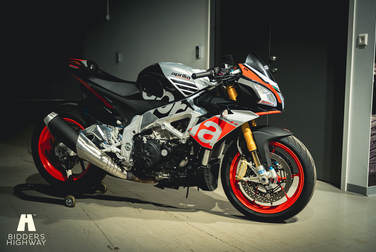 Exteriörbild på 2016 Aprilia Tuono V4 Factory