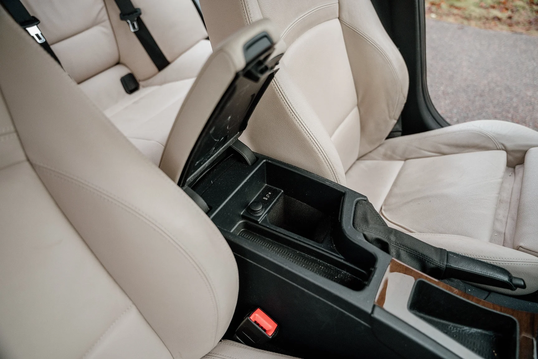 Interior image of 2010 BMW 325i Sedan (28)