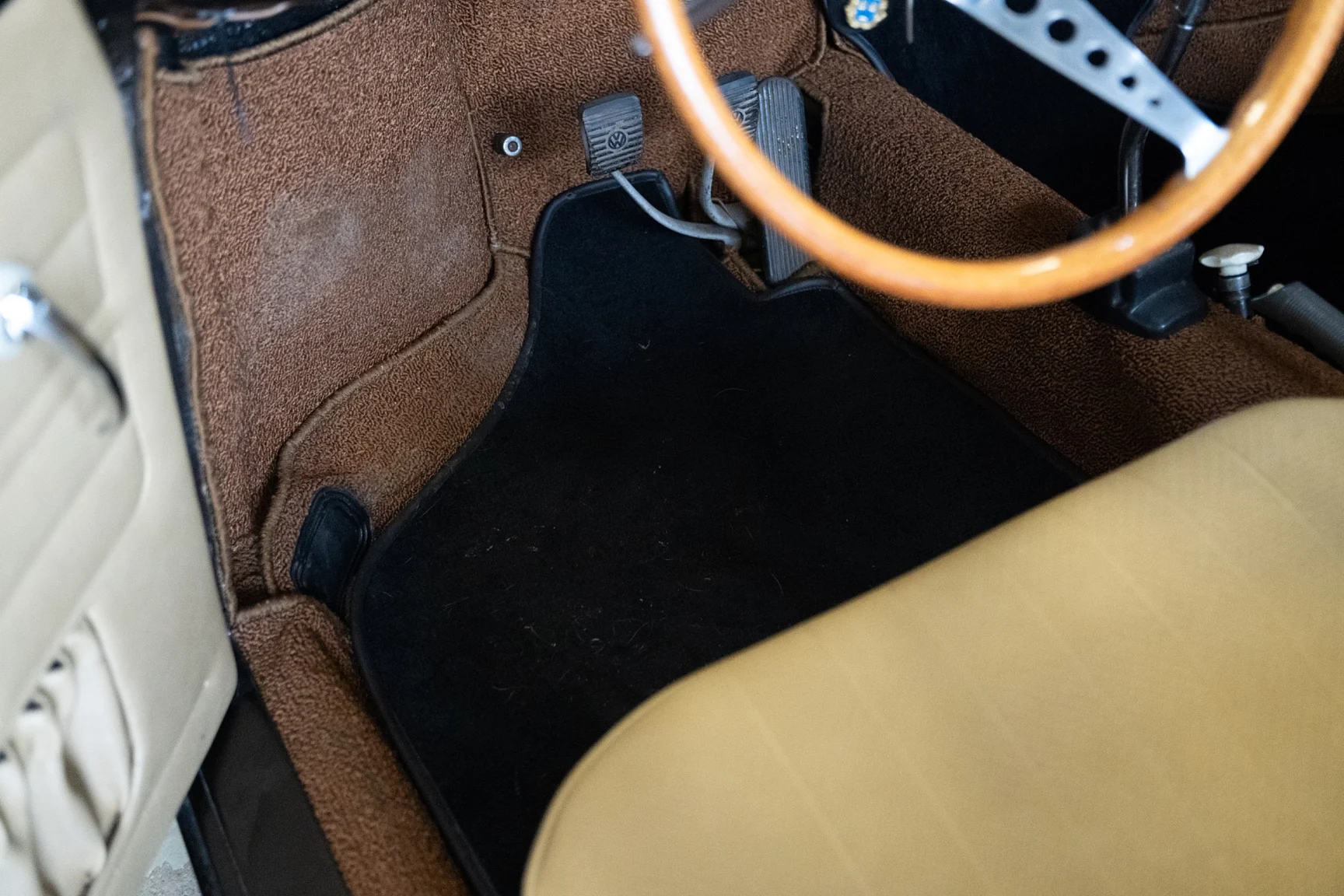 Innenraumfoto von 1962 Volkswagen 1200 Karmann Coupe (37)