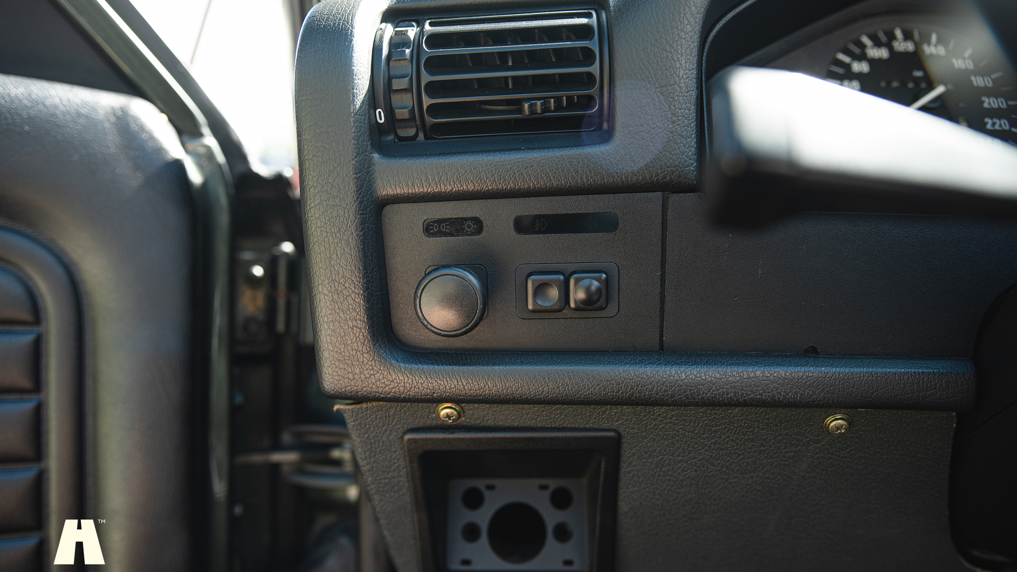 Interior image of 1990 BMW 320i Cabrio