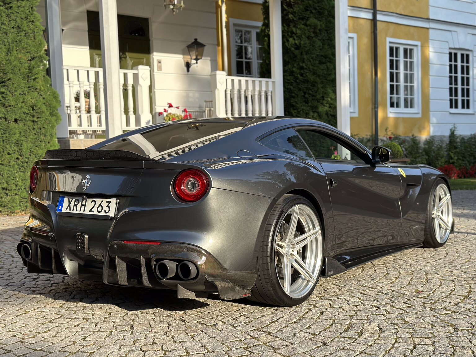 Exteriörbild på 2013 Ferrari F12 Berlinetta