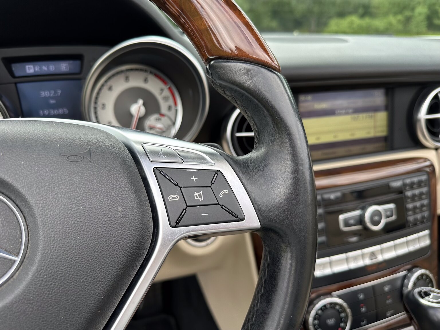 Innenraumfoto von 2012 Mercedes-Benz SLK 350