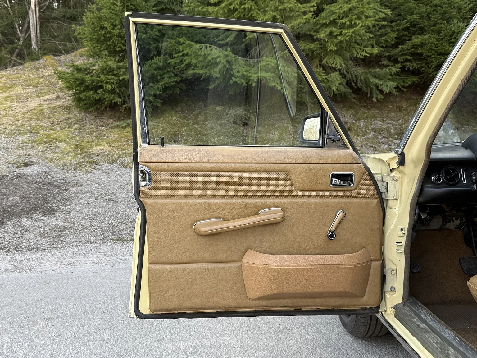 Interior image of 1974 Mercedes-Benz 230 Automatic (26)